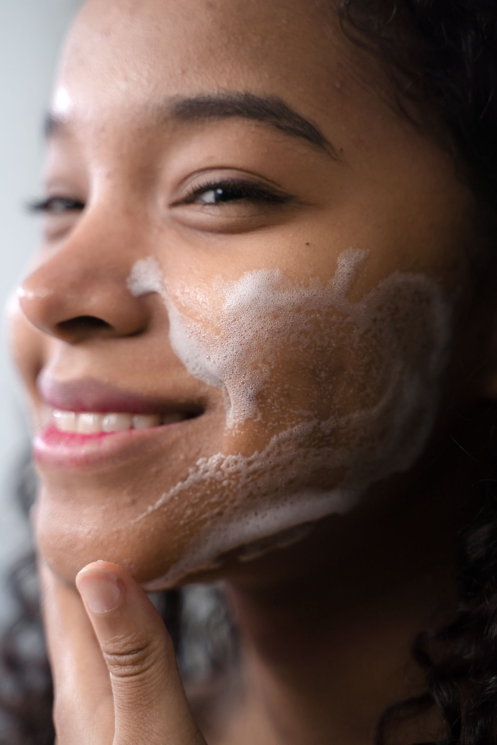 Why Does Face Wash Sting? Common Formula and Usage Factors